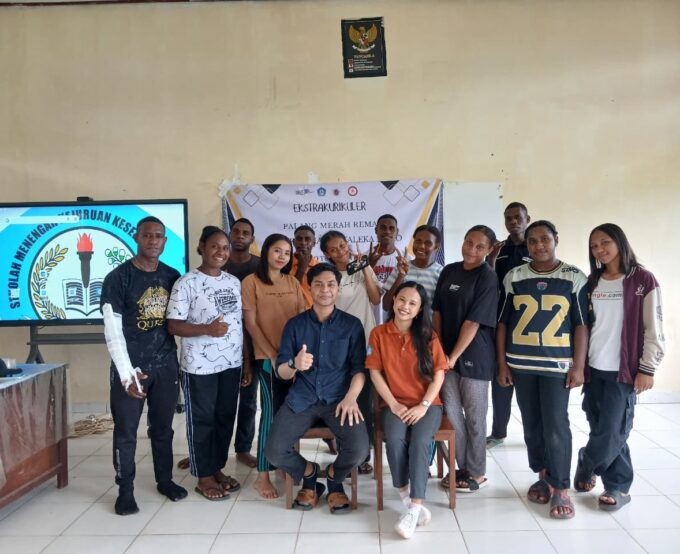 Pemberian Materi Palang Merah Remaja "Pertolongan Pertama" dan "Penanganan Cedera Luka" SMKS Kesehatan Yaleka Maro